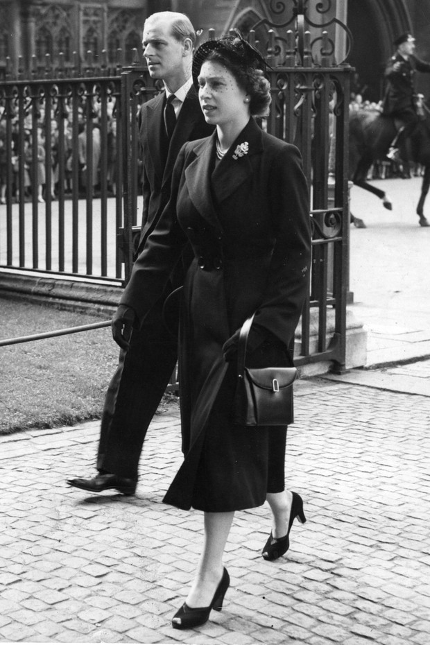 A Rainha Elizabeth II e o Príncipe Philip na Abadia de Westminster, logo depois de descer do avião, em 1952, seguindo a morte do Rei George Vi (Foto: Getty Images)