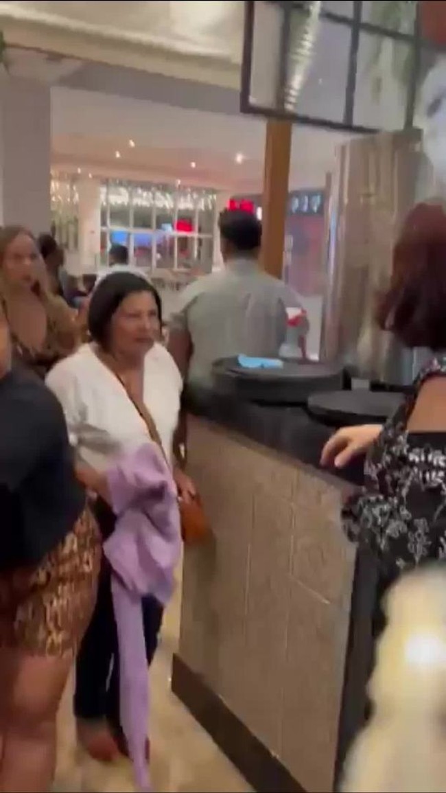 Clientes ficam assustados com tiros em shopping
