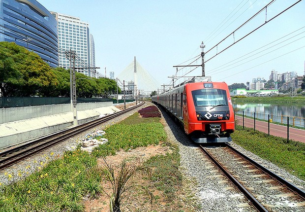 Trem da CPTM percorre trecho da linha 9-Esmeralda, em São Paulo (Foto: Wesley Souza)