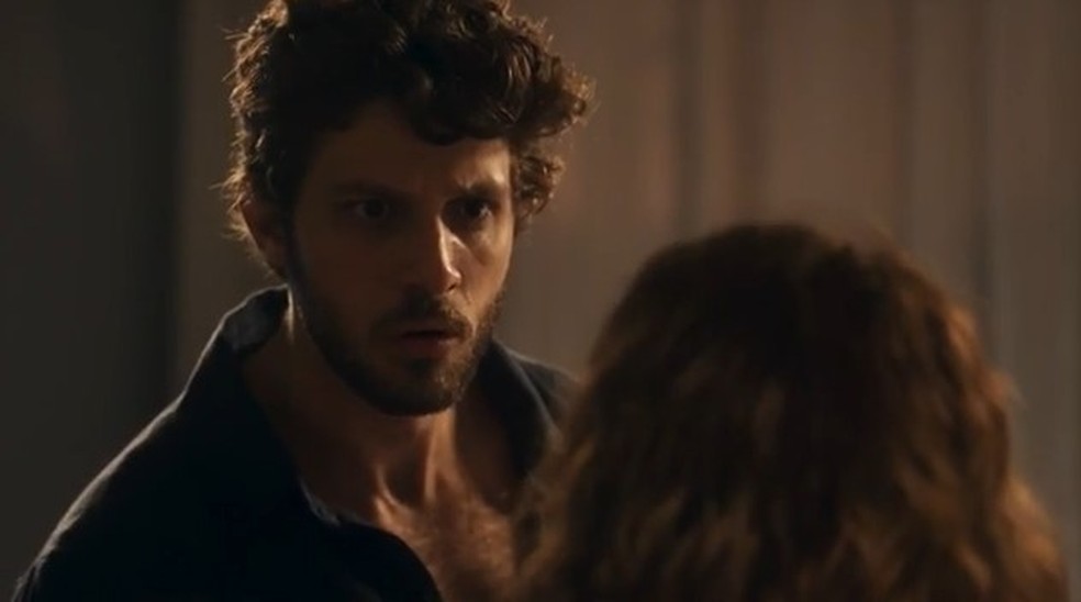 Ari (Chay Suede) conversa com N&uacute;bia (Drica Moraes) em 'Travessia' &mdash; Foto: Globo