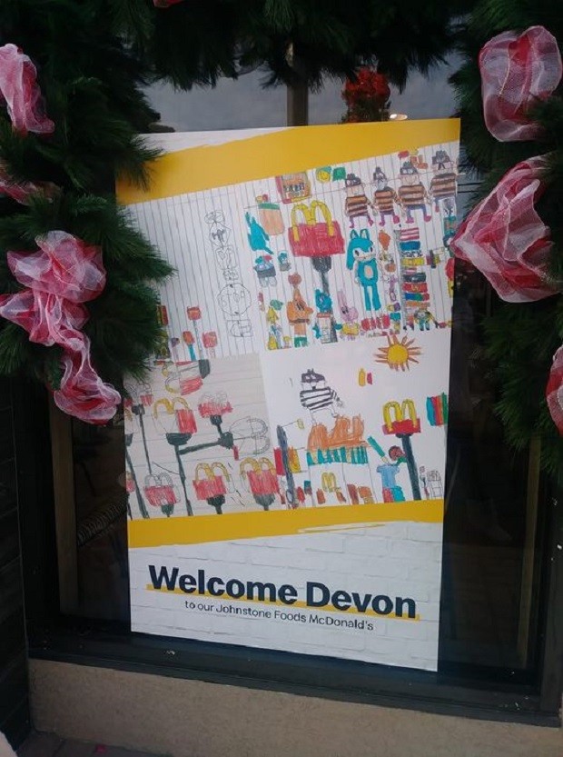 Desenhos de Devon foram expostos na porta do McDonald's que o recepcionou (Foto: Reprodução / Facebook (Tiffany Winters))