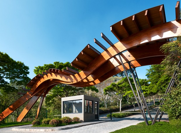 Construída em madeira, a estrutura paramétrica da entrada remete ao movimento de um voo para um lugar sagrado (Foto: Divulgação)