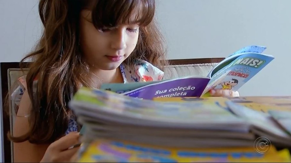 Maria Laura Rached, de 8 anos, já leu mais de 400 títulos entre livros e gibis — Foto: TV TEM/Reprodução