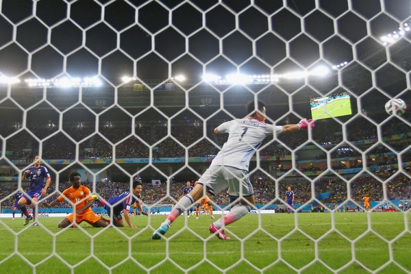 O japonês Kawashima tomou dois gols de cabeça no jogo contra a Costa do Marfim (Foto: Getty images)