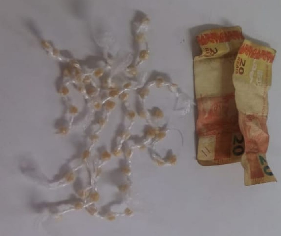 Dupla foi detida com pedras de crack em Angatuba (SP) — Foto: Polícia Militar/Divulgação