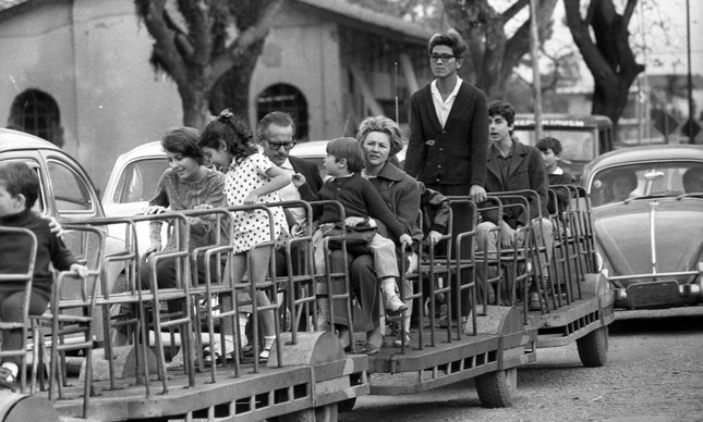 Pessoas se deslocam pelo parque num trenzinho, em outubro de 1969