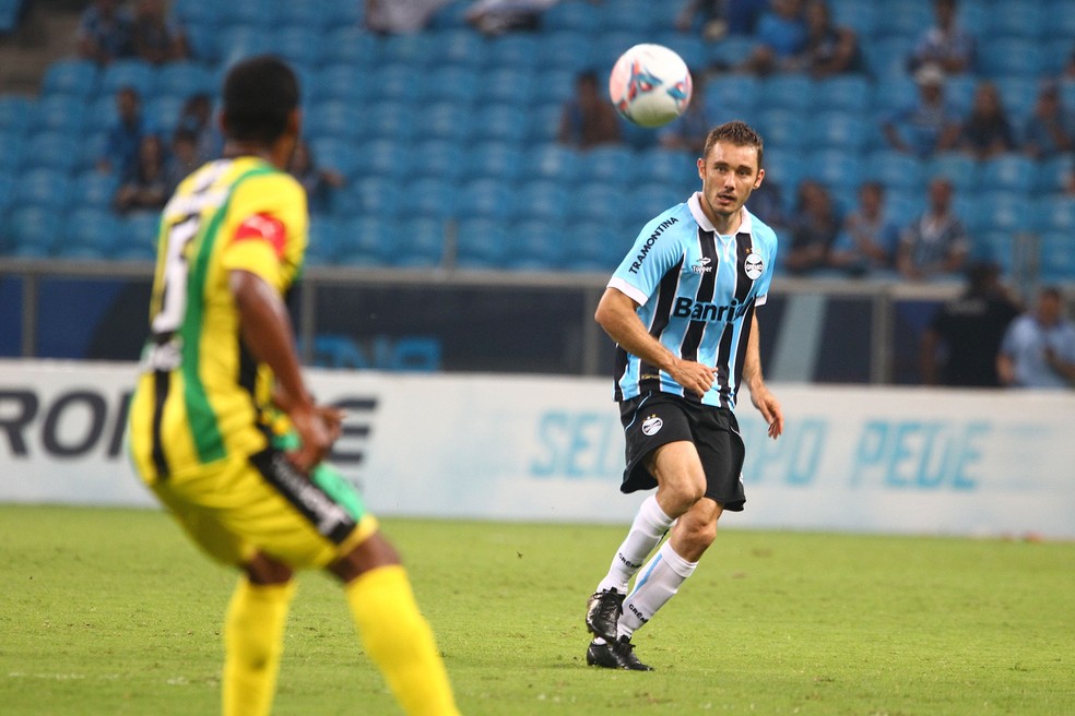 Ex-lateral classifica pior momento de sua carreira no Grêmio: Merecia respeito