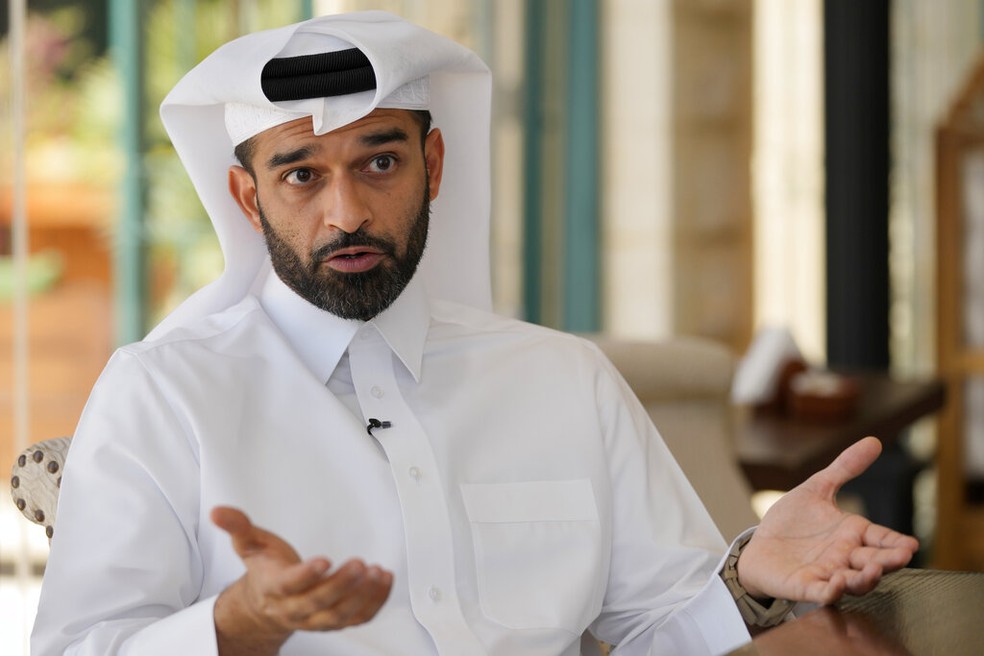O chefe da organização da Copa do Mundo do governo do Catar, Hassan Al-Thawadi, durante entrevista em março de 2022.  — Foto: Darko Bandic/ AP