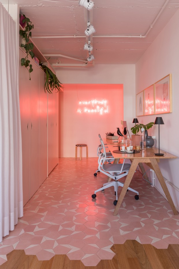 Décor do dia: home office rosa com neon e plantas (Foto: Divulgação)