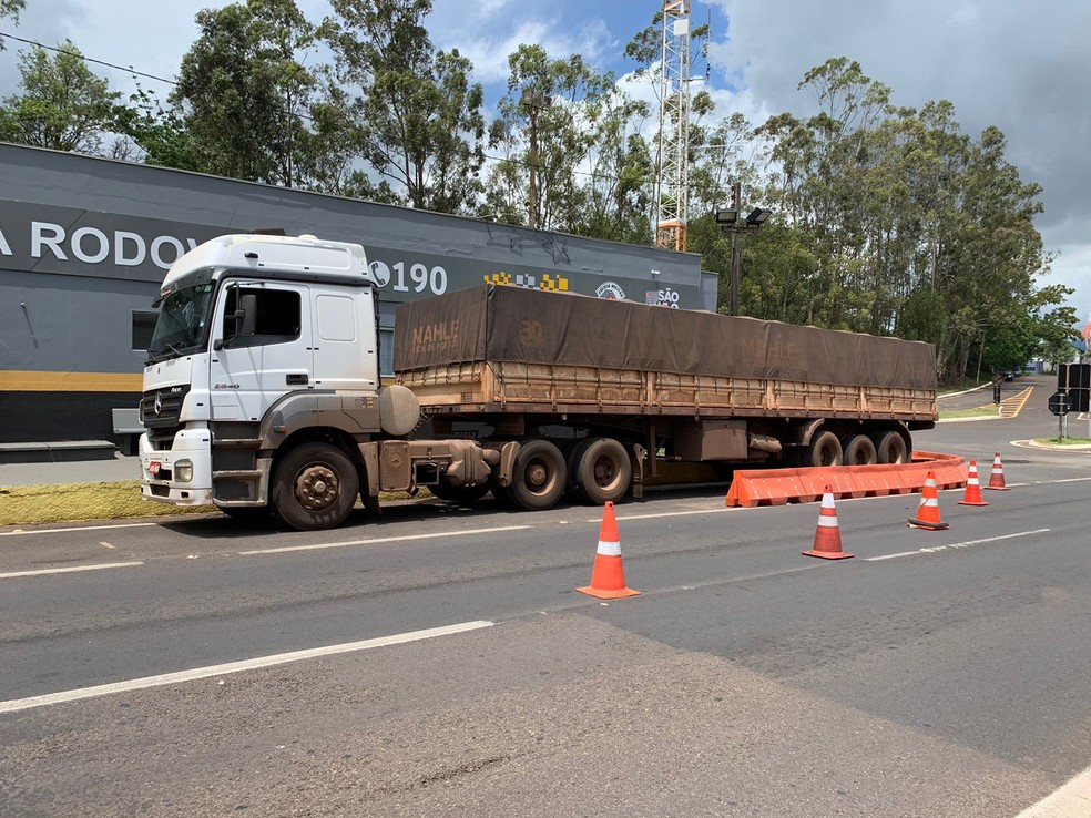Caminhão roubado foi apreendido pela Polícia Rodoviária  — Foto: Bruna Bachega/TV Fronteira 