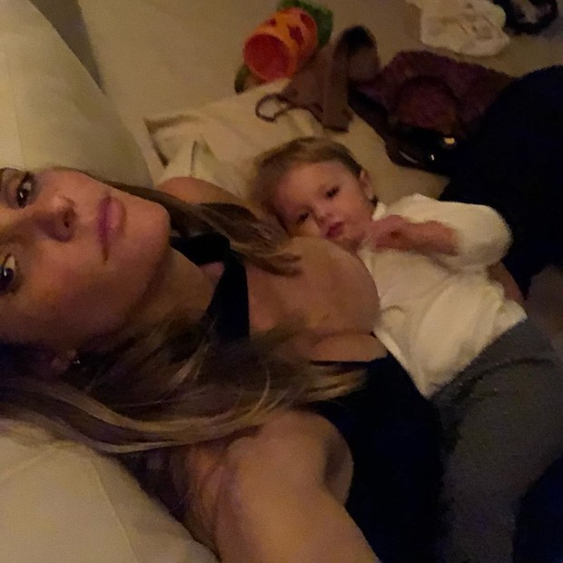 Fernanda Lima rebate crítica por foto amamentando a filha, Maria (Foto: Reprodução/Instagram)