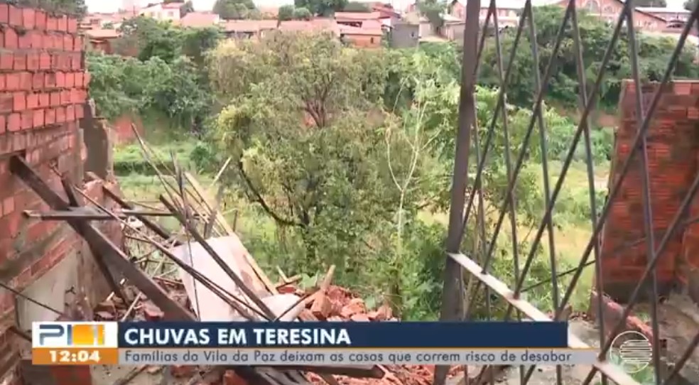 Parte da estrutura de uma casa desaba após chuvas na Vila da Paz, em Teresina — Foto: Rede Clube