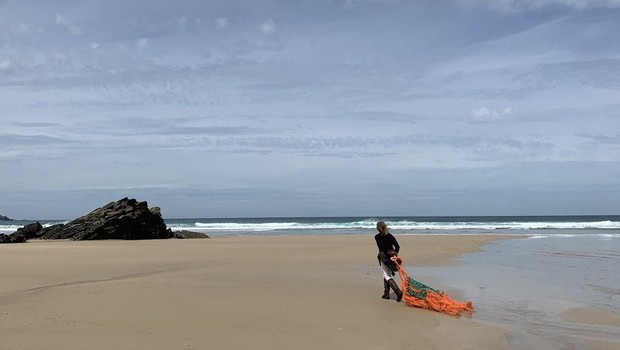 Tracey Williams limpa a praia perto da casa dela todos os dias (Foto: TRACEY WILLIAMS via BBC News Brasil)