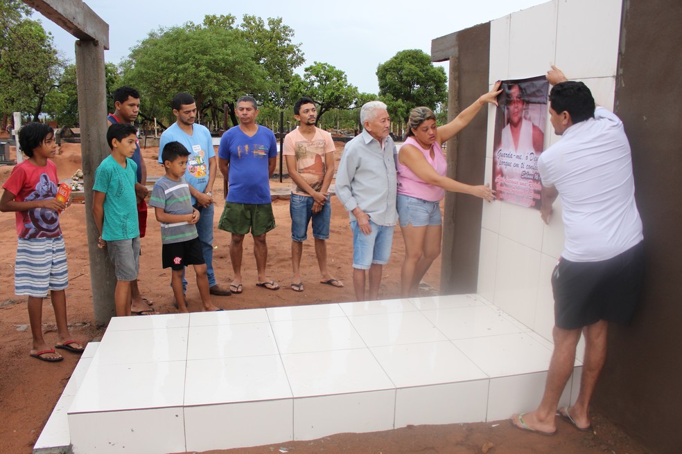 Waldemar e os filhos preparam homenagens para dona Domingas (Foto: João Guilherme Lobasz/G1)