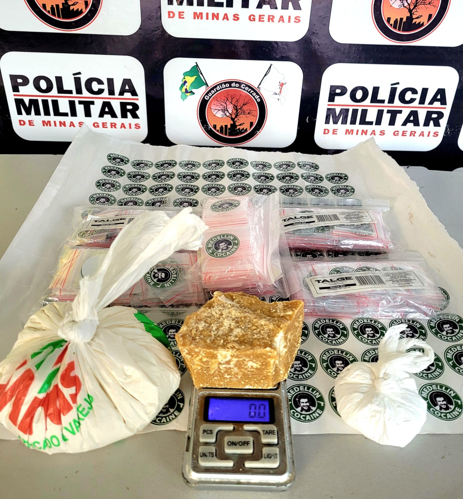 Polícia localiza drogas com selo do 'Cartel de Medellín' dentro de padrão de energia elétrica em condomínio de Uberlândia