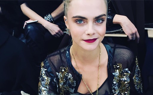 She’s back! Cara Delevingne estrela nova campanha de óculos da Chanel ...