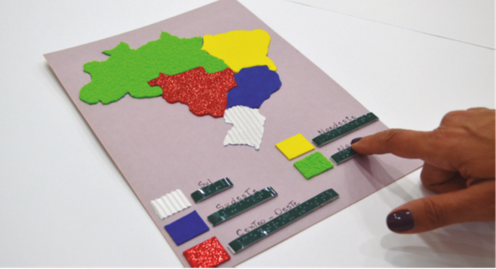 Mapas em relevo ajudam crianças com deficiência visual a aprender geografia — Foto: Arquivo/Fundação Dorina Nowill