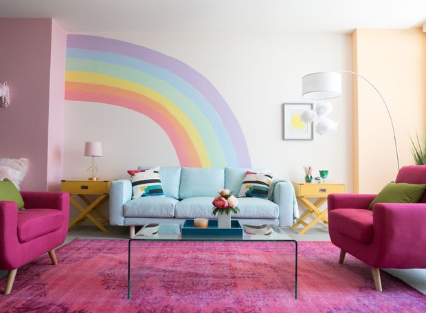 O arco-íris desenhado na parede deixa a sala de estar divertida e estilosa (Foto: Reprodução/Pinterest)