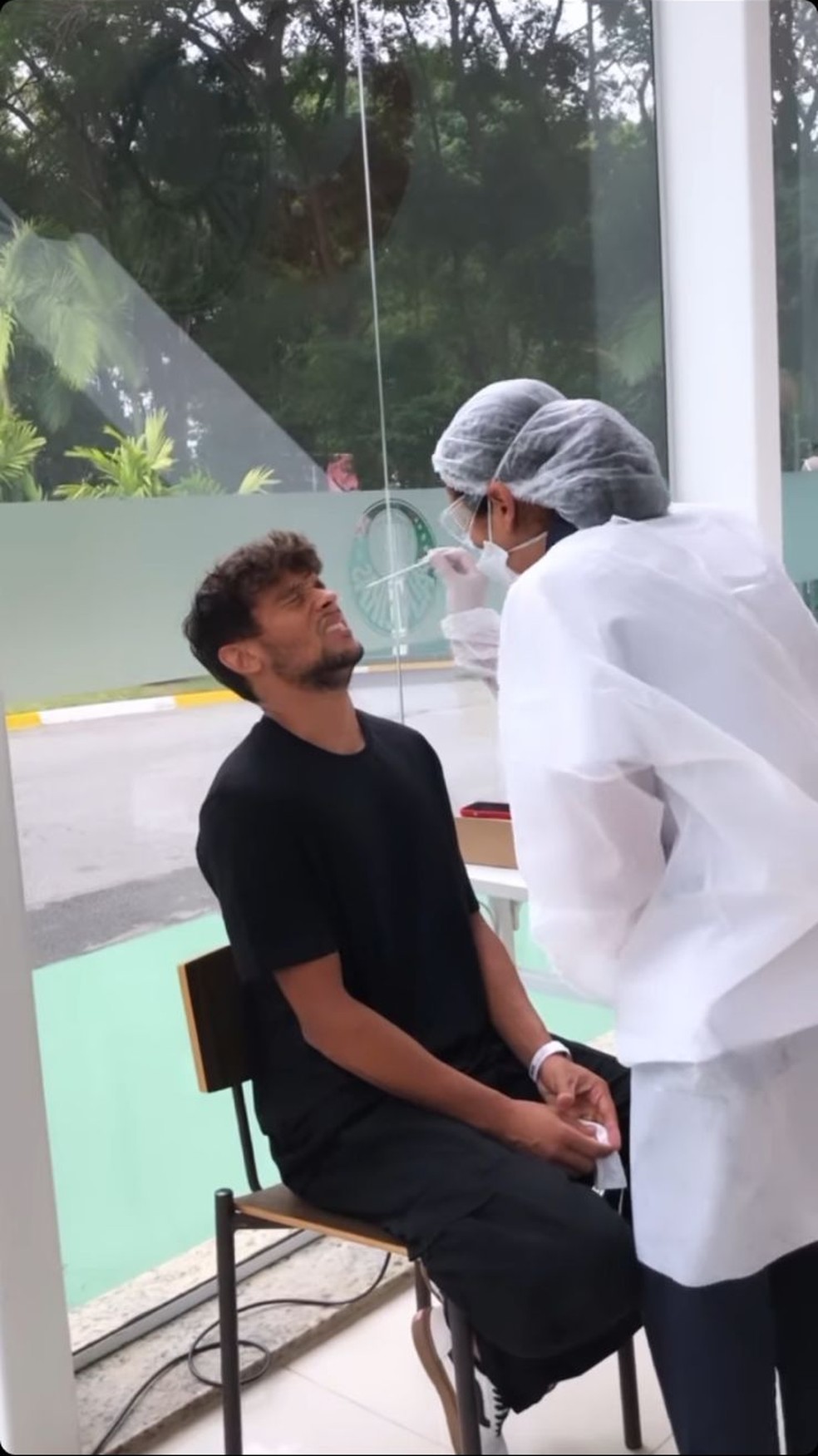 Gustavo Scarpa realizando teste de Covid no Palmeiras — Foto: Reprodução\Internet