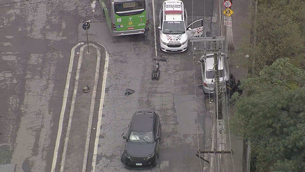 PM usou robô com câmera para se aproximar de veículo roubado por criminoso com reféns — Foto: Reprodução/TV Globo