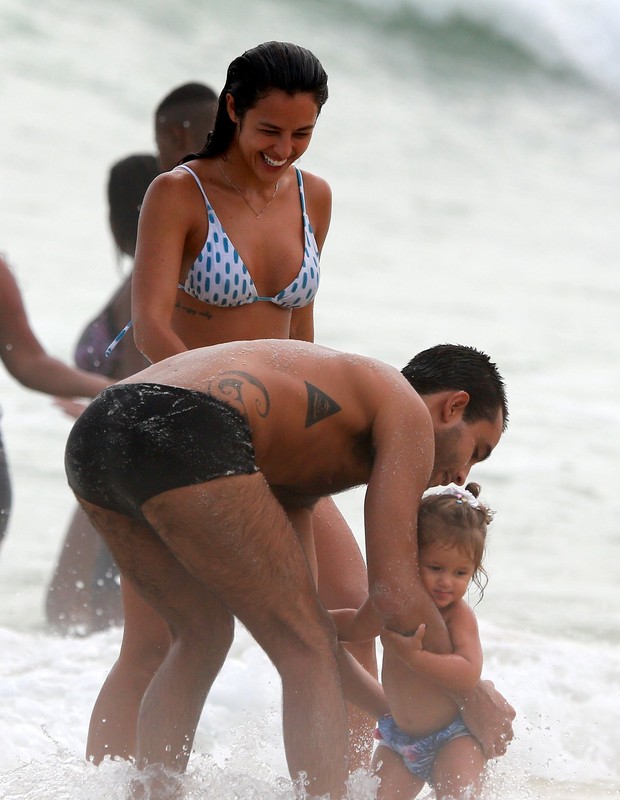 Yanna Lavigne curtindo Praia da Barra da Tijuca com Madalena (Foto: Dilson Silva/Agnews) Yanna Lavigne curtindo Praia da Barra da Tijuca com Madalena (Foto: Dilson Silva/Agnews)