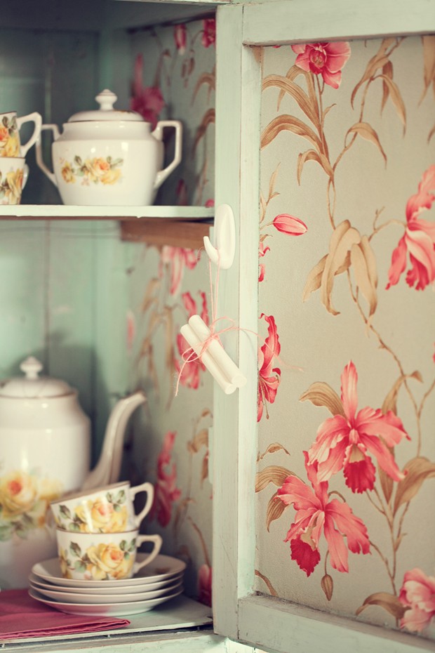 Giz de lousa usado para evitar mofo, pendurado dentro de armário de madeira pintada e papel de parede estampado de flores (Foto: Elisa Correia / Editora Globo)