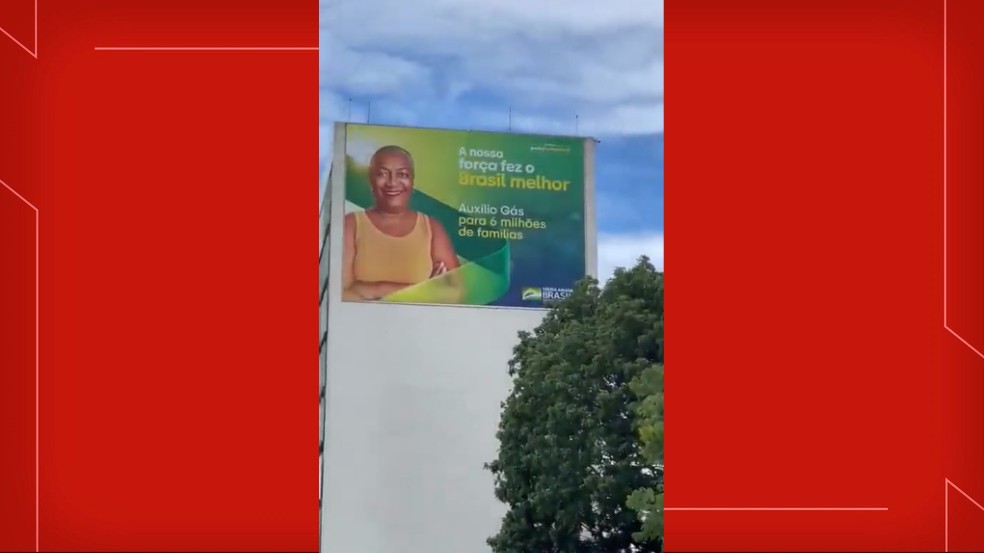 Propaganda do governo Bolsonaro em fachada de ministério, em Brasília — Foto: Reprodução