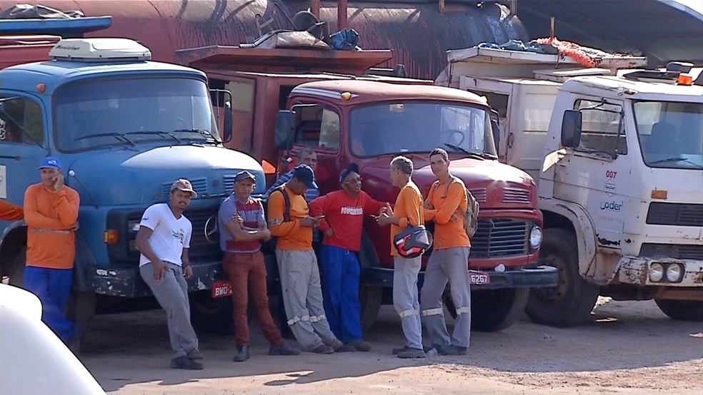 Caminhões permaneceram no pátio da empresa nesta quarta-feira — Foto: TVCA/Reprodução