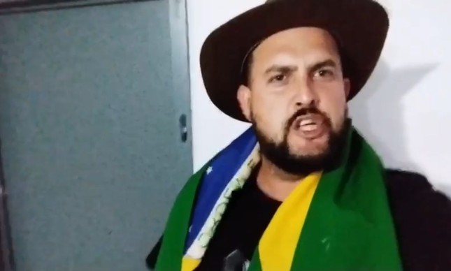 Caminhoneiro conhecido como Zé Trovão divulgou vídeo em lista de transmissão no Telegram