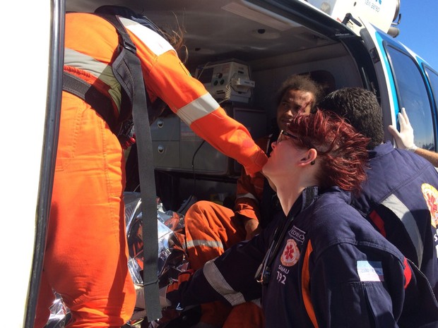 Momento de resgate de feridos, no Aeroporto de Vitória (Foto: Internauta/ G1)