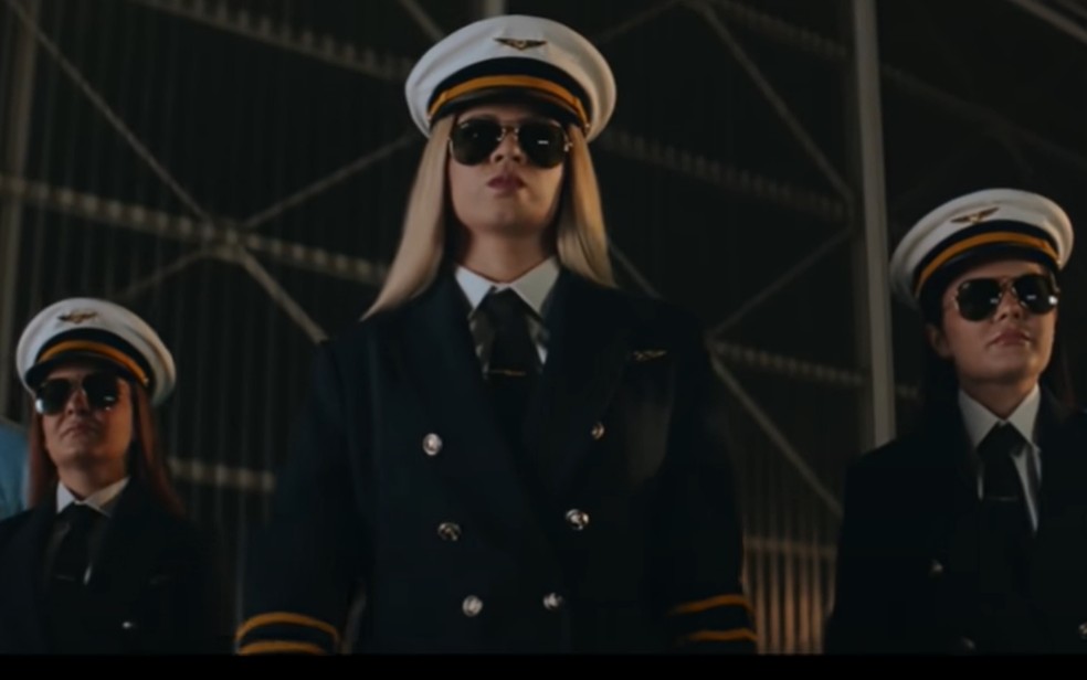 Marília Mendonça aparece com uniforme de piloto de avião em último clipe divulgado — Foto: Reprodução/Youtube
