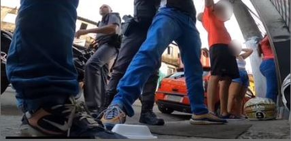 Dois PMs são investigados pela corporação após vídeo mostrar abordagem violenta contra jovens na Zona Norte de São Paulo — Foto: Reprodução/Redes sociais