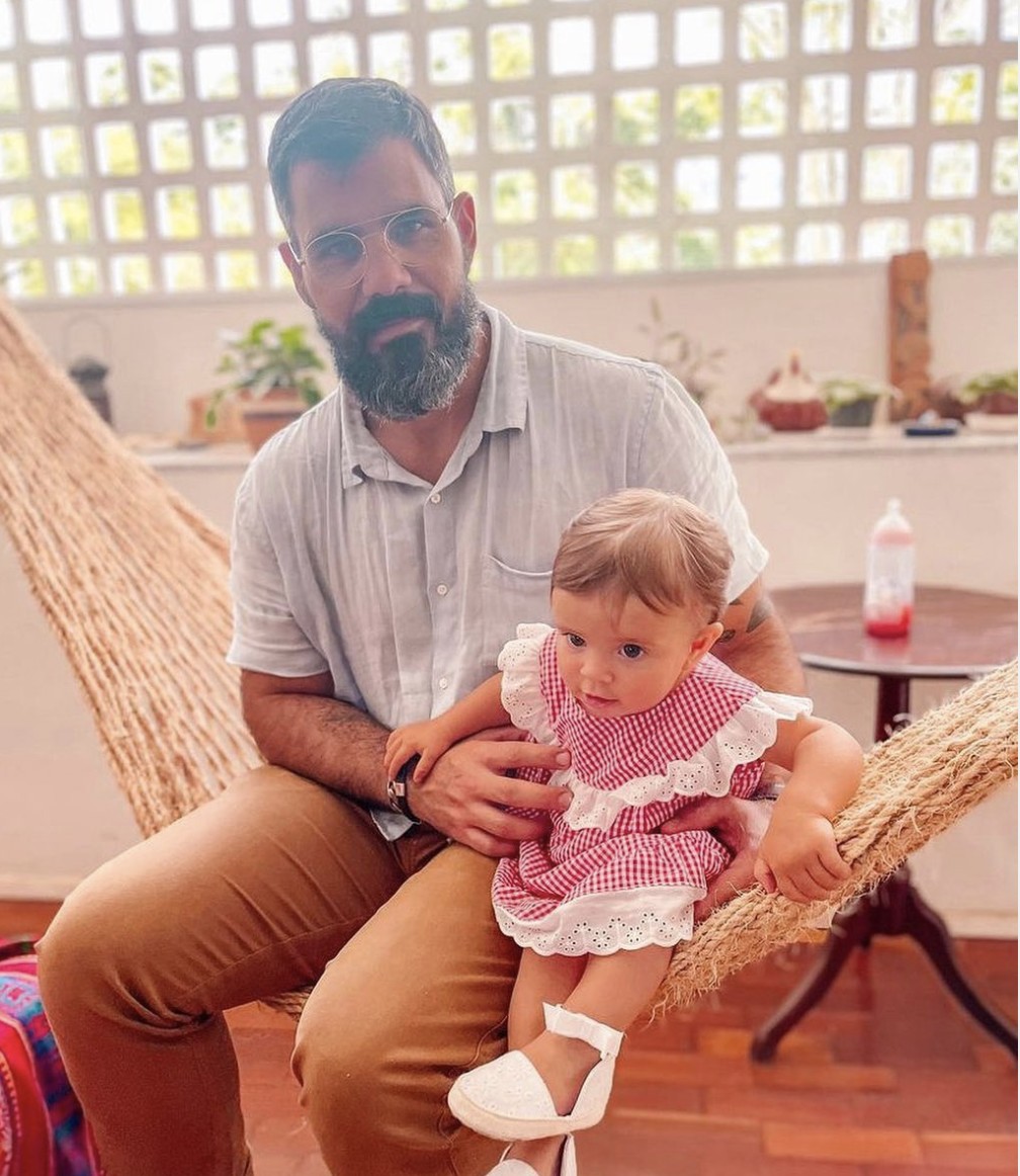Juliano Cazarré com filha — Foto: Reprodução/Instagram