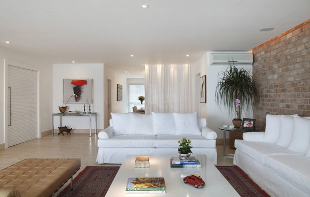 Apartamento com móveis claros e confortáveis (Foto: Denílson Machado, MCA Estúdio / Divulgação)