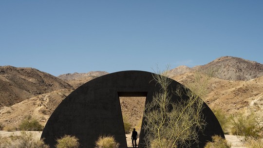 Exposição no vale do Coachella propõe interação que valoriza o deserto