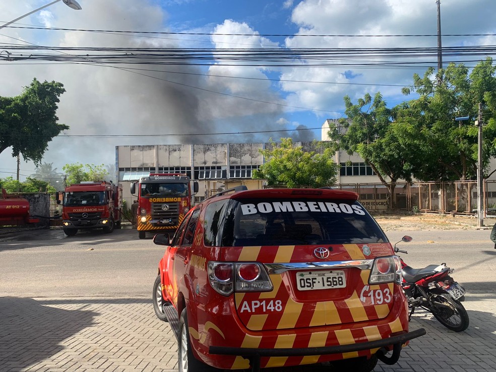 Corpo de Bombeiros atendeu ocorrência de incêndio em distrito de educação de Fortaleza. — Foto: Letícia Lima/SVM