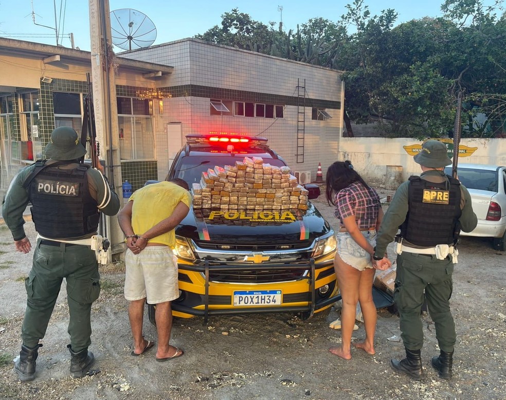 José Ricardo Nunes Pinheiro, 37 anos, e Taynara Ferreira da Silva, 19 anos, ambos da Paraíba, foram autuados em flagrante por tráfico de drogas. — Foto: Polícia Militar/ Divulgação