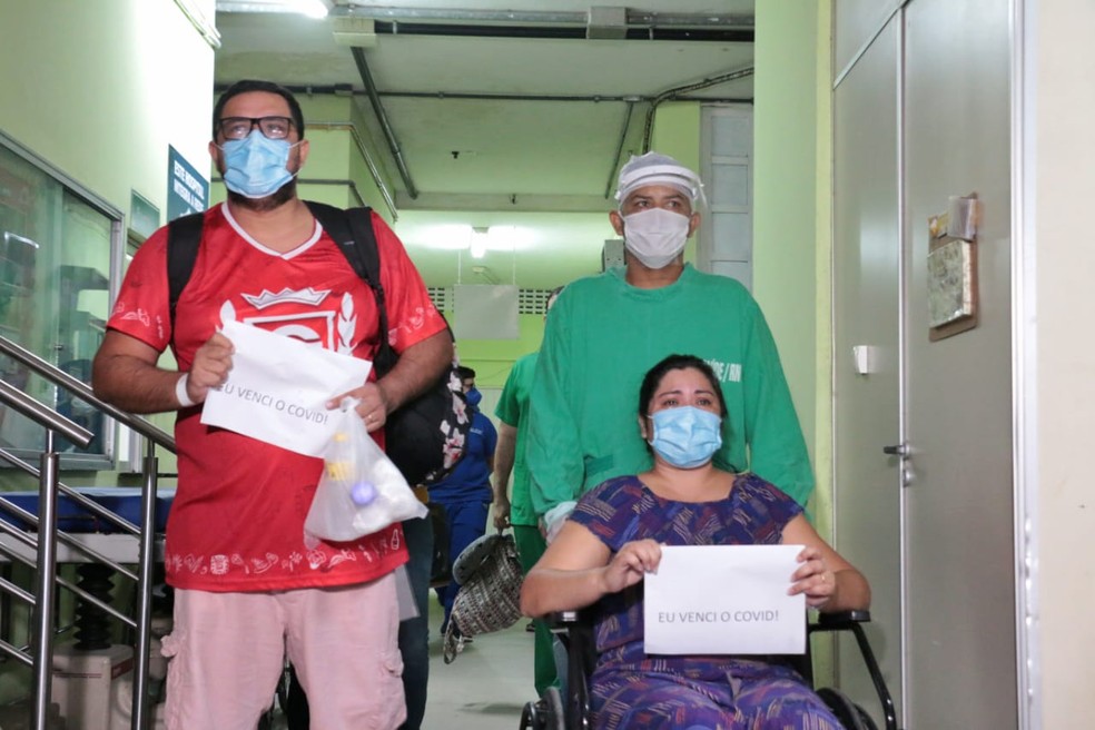 Pacientes de Manaus transferidos com Covid-19 a Natal recebem alta do Hospital Giselda Trigueiro. &mdash; Foto: Robson Ara&uacute;jo