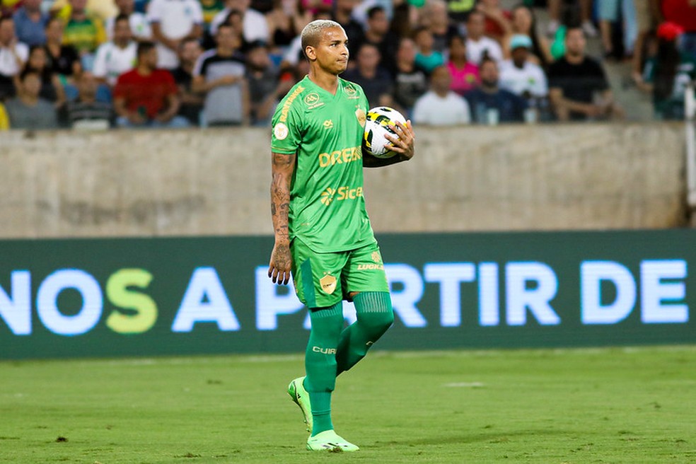 Deyverson em ação pela 25ª rodada do Brasileirão 2022 — Foto: AssCom Dourado