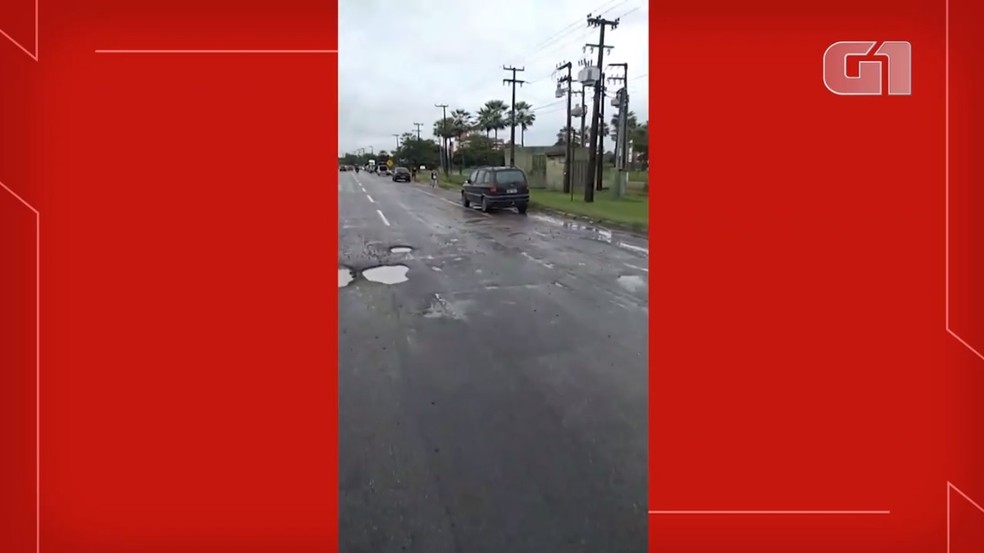Carros quebram no meio da estrada, no Ceará, por conta de buracos na via. — Foto: Arquivo pessoal