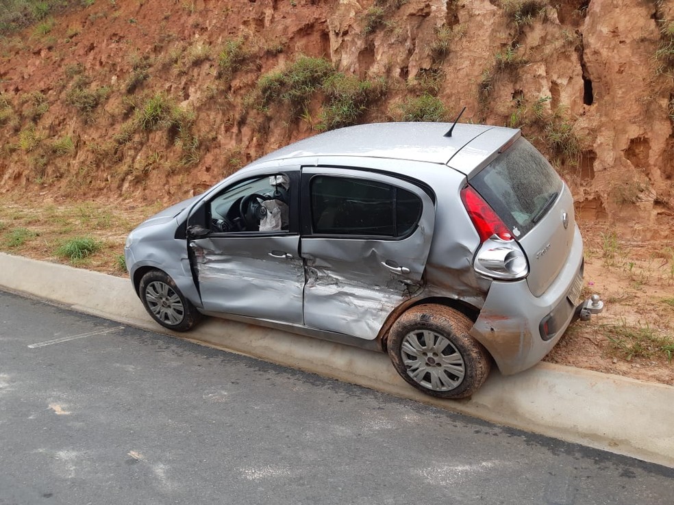 Carro foi atingido na lateral pelo caminhão — Foto: Polícia Rodoviária Federal/ Divulgação