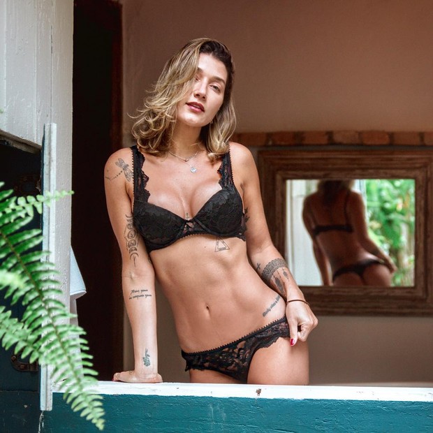 De lingerie preta, Gabriela Pugliesi chama a atenção nas redes sociais (Foto: Reprodução/Instagram)