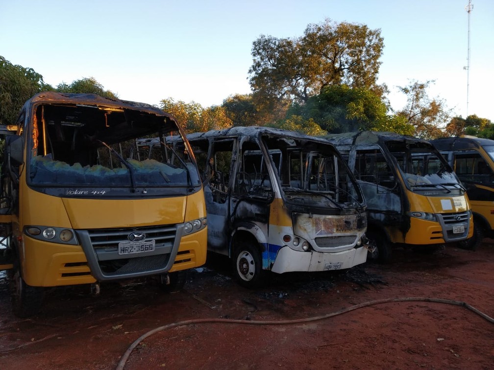 Ônibus atingidos pelo incêndio em Aquidauana (MS)  — Foto: Corpo de Bombeiros / Reprodução 