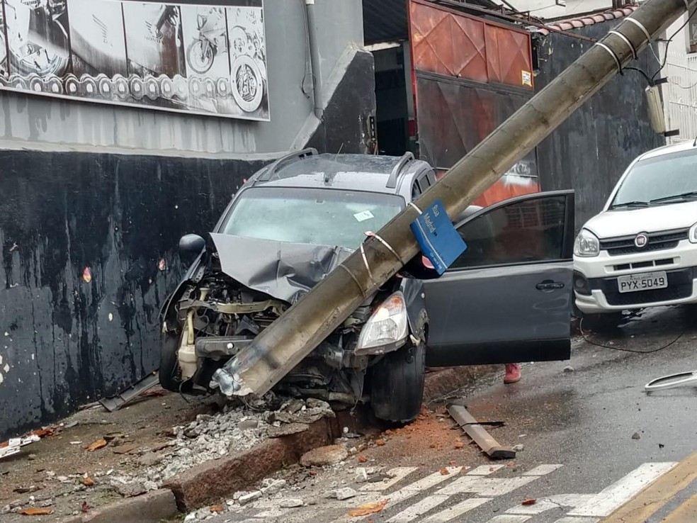 Acidente ocorreu na esquina da rua Madri, com a rua Manuel Lopes — Foto: Silvio Moraes