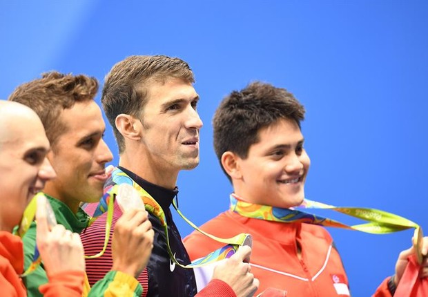 Joseph Schooling (à dir.) comemora ouro ao lado de Michael Phelps que ficou com a prata no Jogos do Rio 2016 (Foto: EFE/EPA/BERND THISSEN)