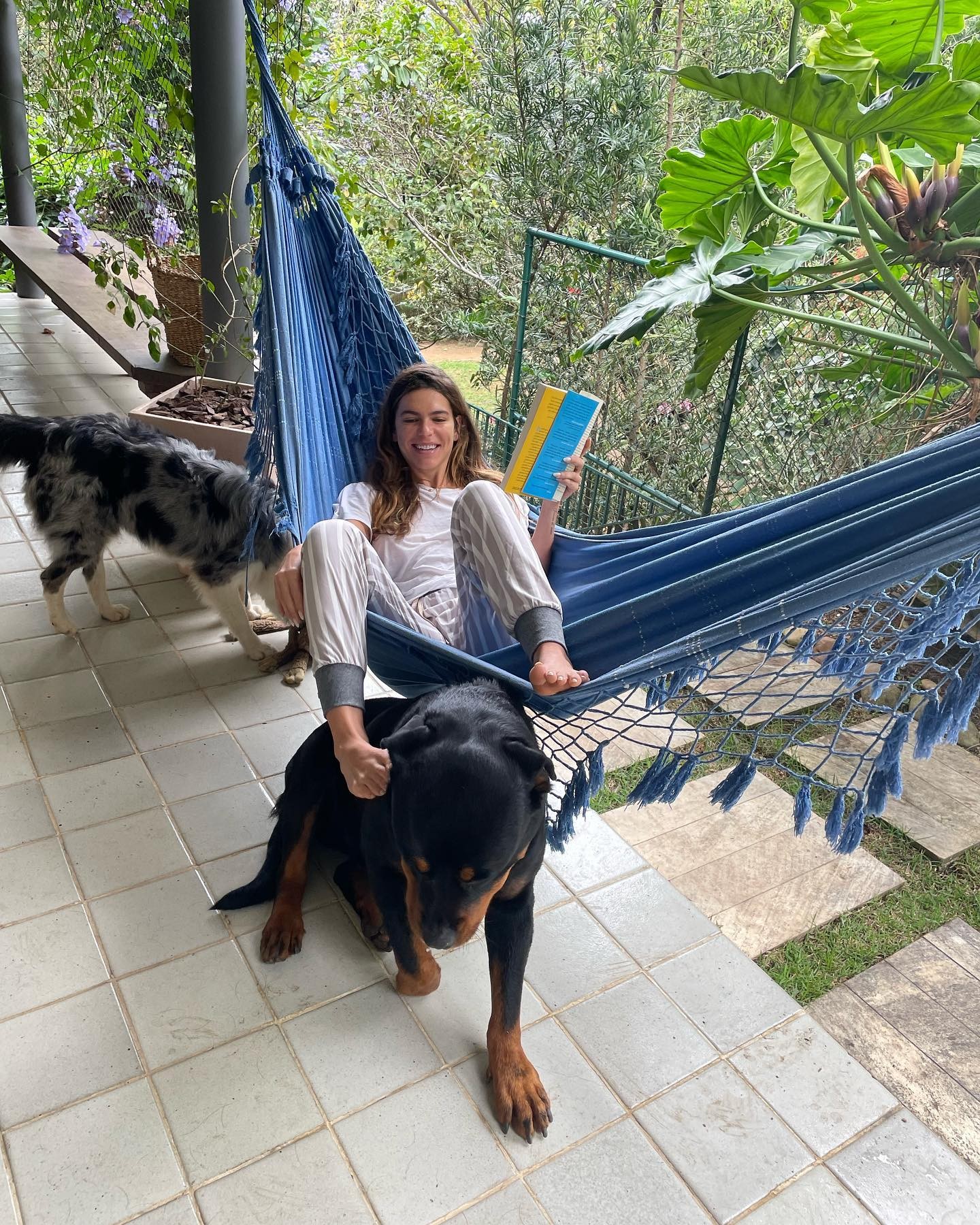 Mari Goldfarb posta álbum fofo com cachorros de estimação (Foto: Reprodução / Instagram)