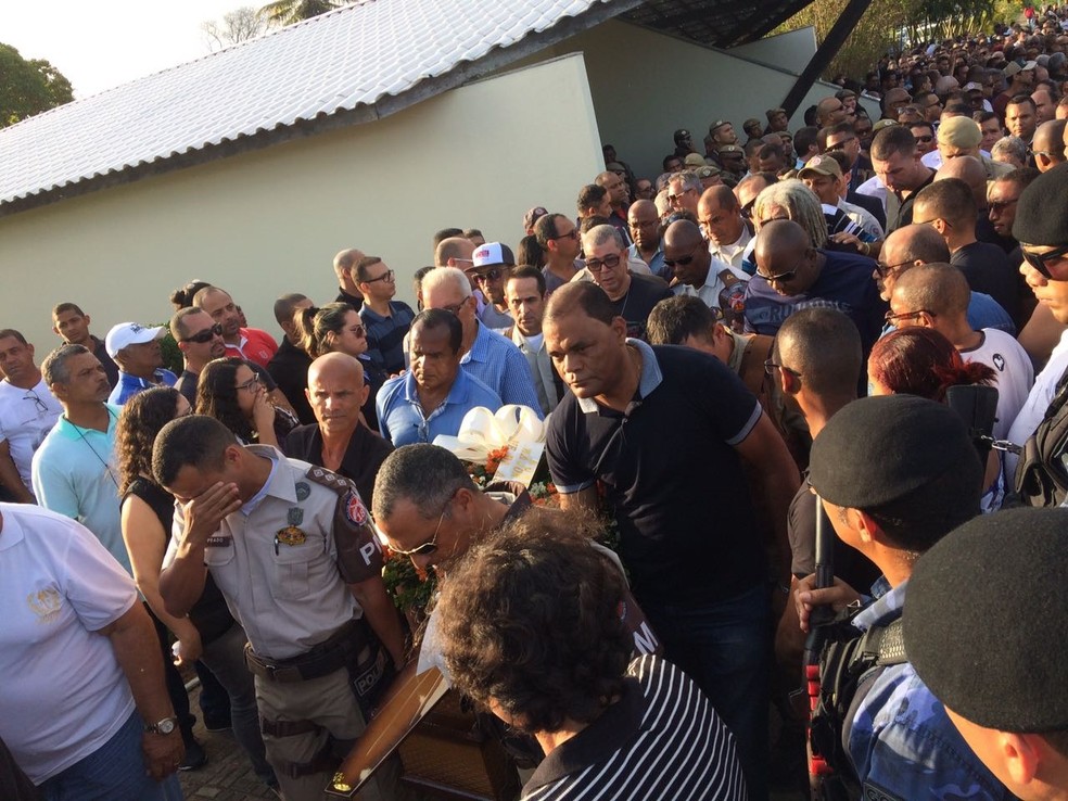 Policial foi enterrado no cemitério Bosque da Paz, em Salvador — Foto: Alex De Paula/ G1