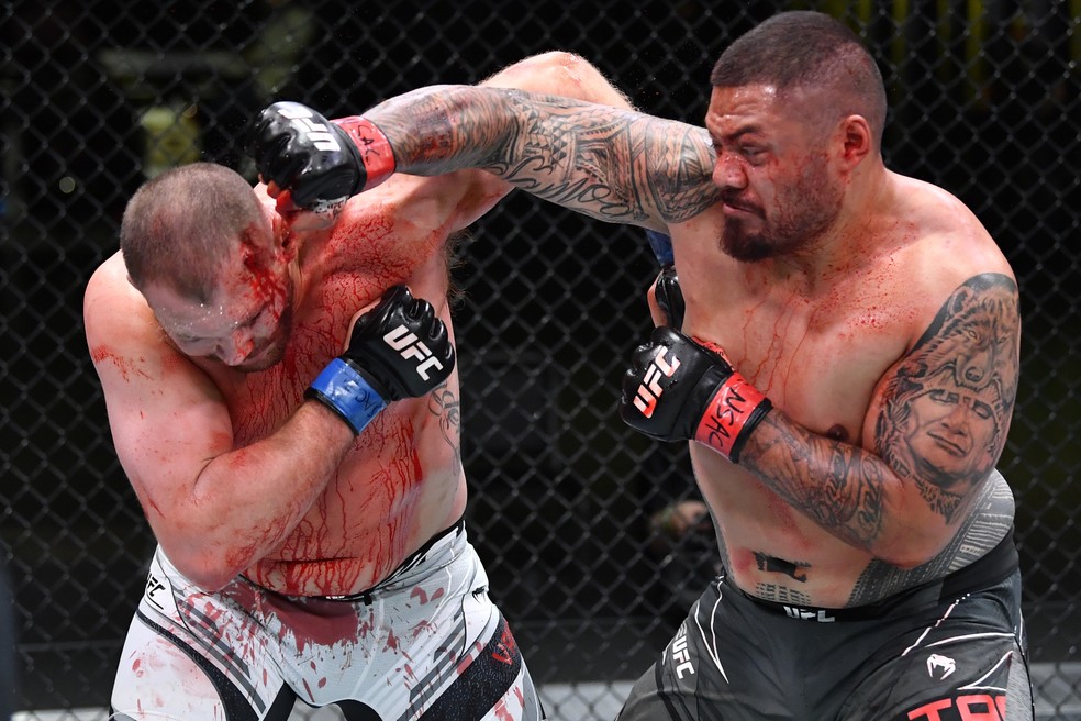 Jared Vanderaa recebe um golpe de Justin Tafa — Foto: Getty Images