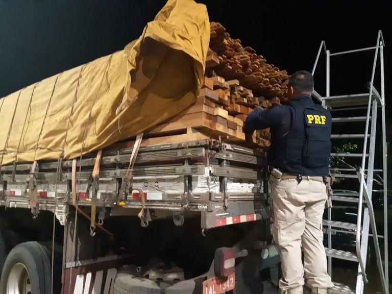 PRF apreende cerca de 20 m³ de madeira ilegal em Santa Maria do Pará