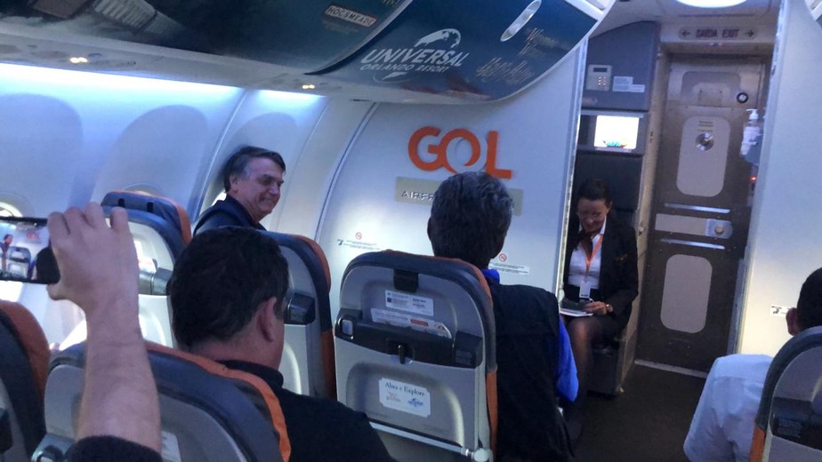 Bolsonaro no avião que o trouxe ao Brasil após 89 dias nos EUA